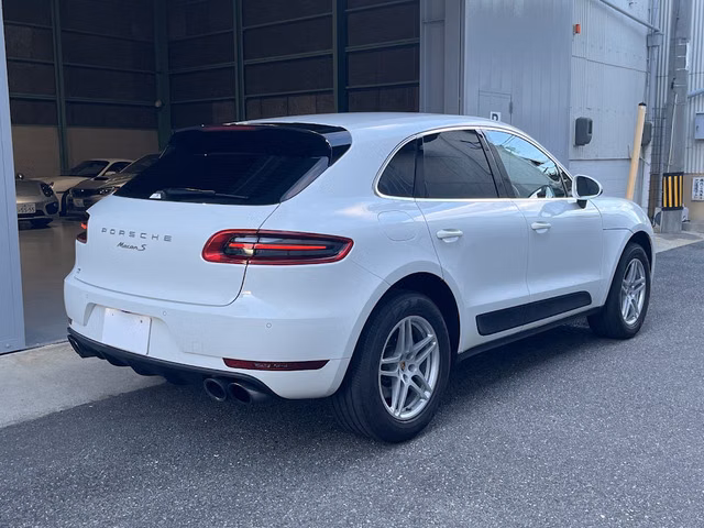 PORSCHE MACAN