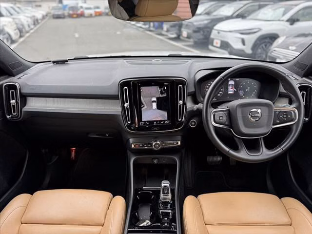 VOLVO XC40