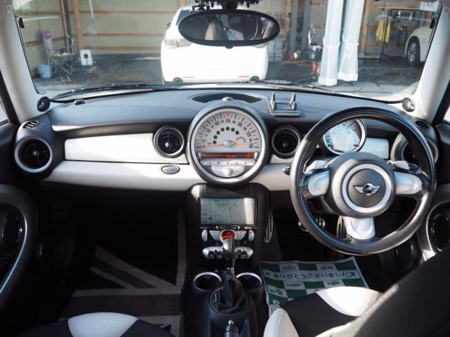 MINI HATCH