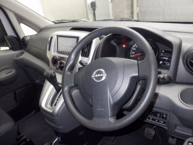 NISSAN NV200