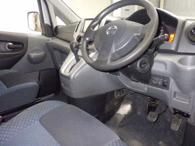 NISSAN NV200
