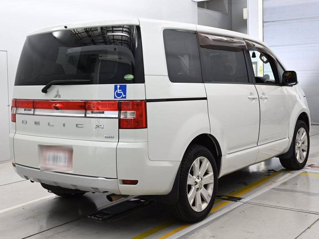 MITSUBISHI DELICA D:5