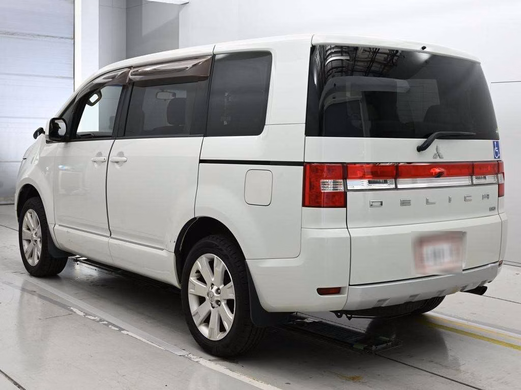 MITSUBISHI DELICA D:5
