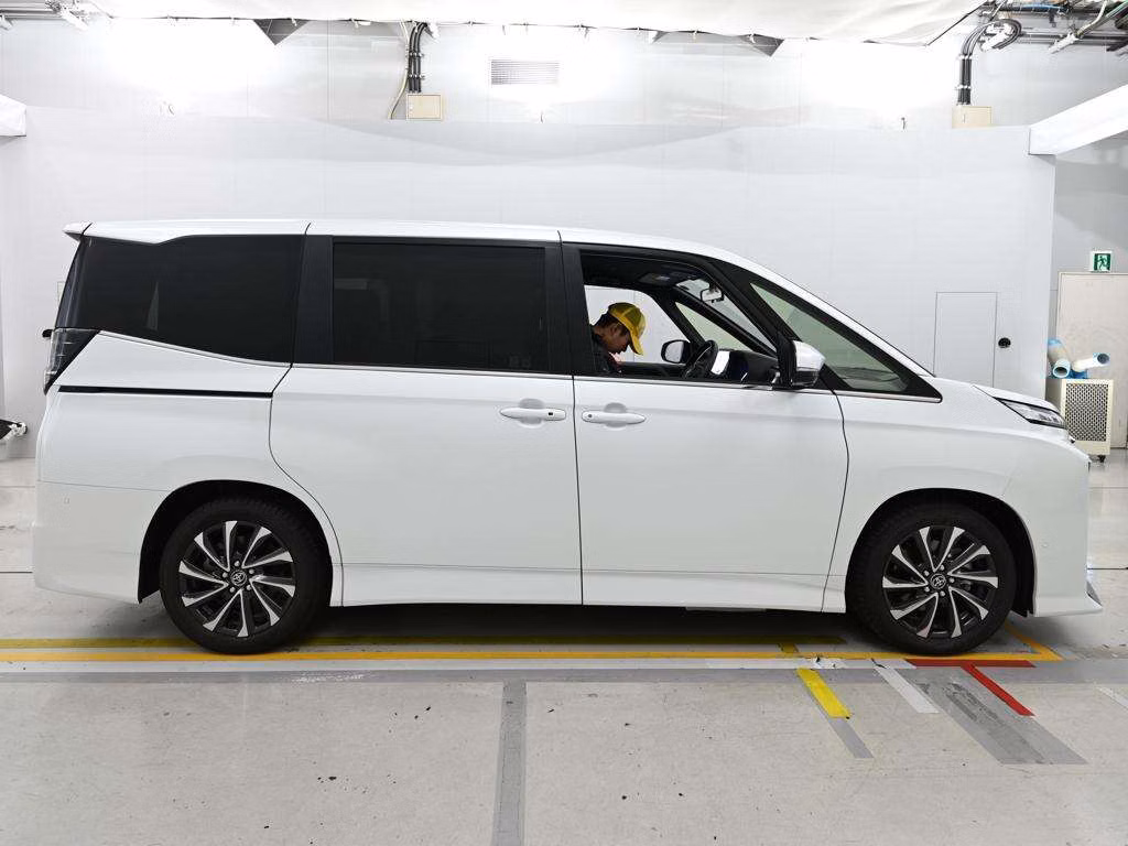 TOYOTA VOXY