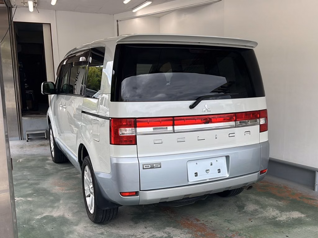 MITSUBISHI DELICA D:5
