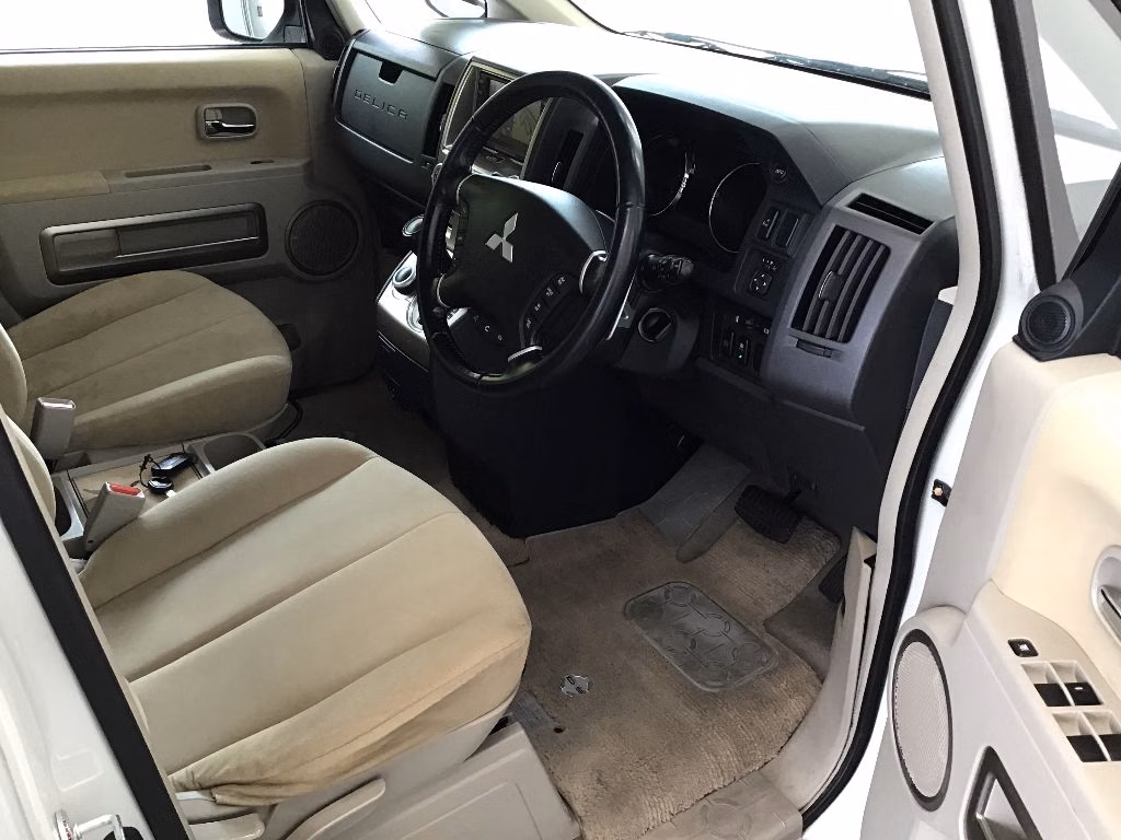 MITSUBISHI DELICA D:5