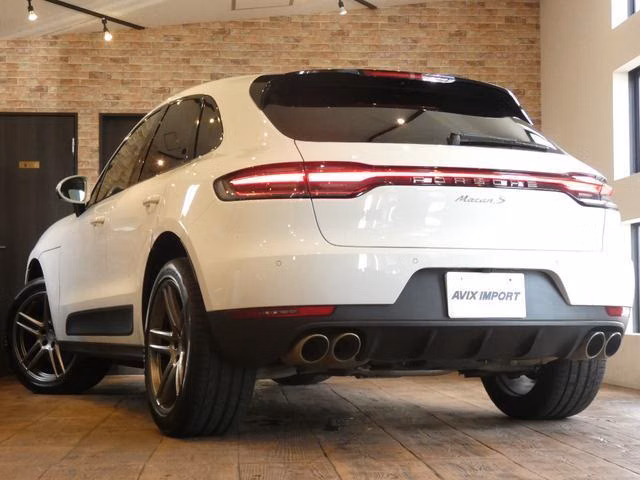 PORSCHE MACAN