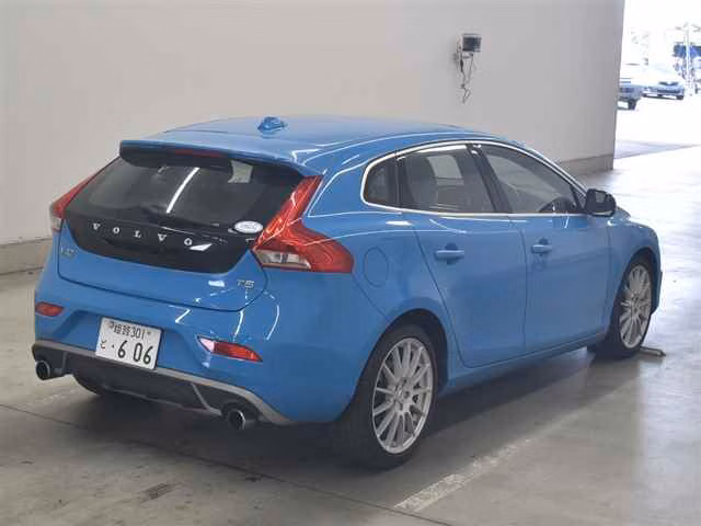 VOLVO V40
