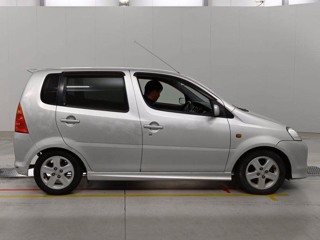 DAIHATSU YRV