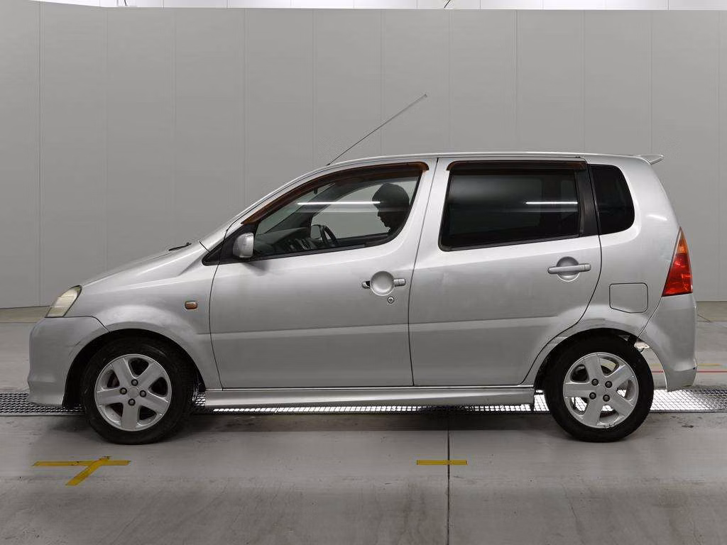 DAIHATSU YRV
