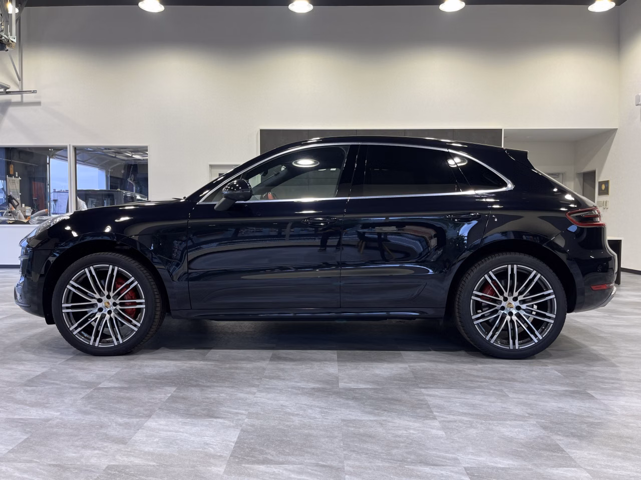 PORSCHE MACAN