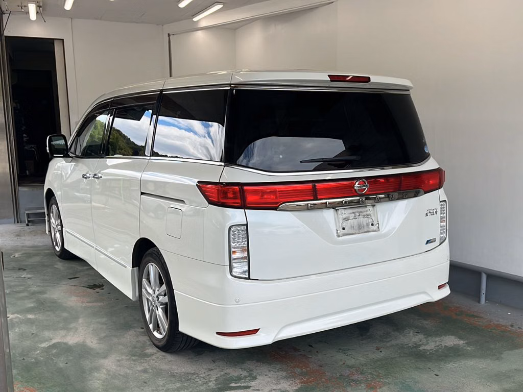 NISSAN ELGRAND