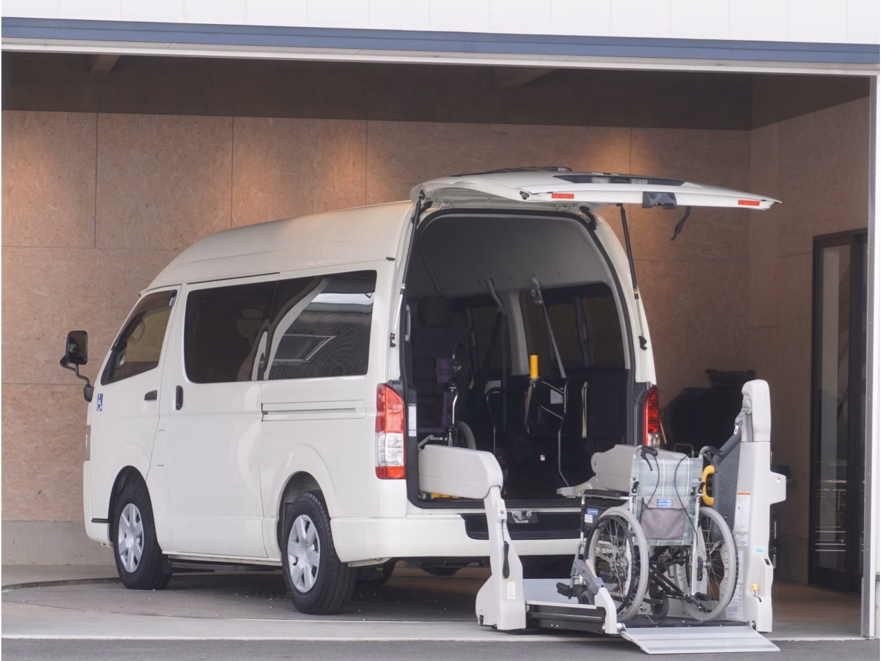 TOYOTA REGIUS ACE