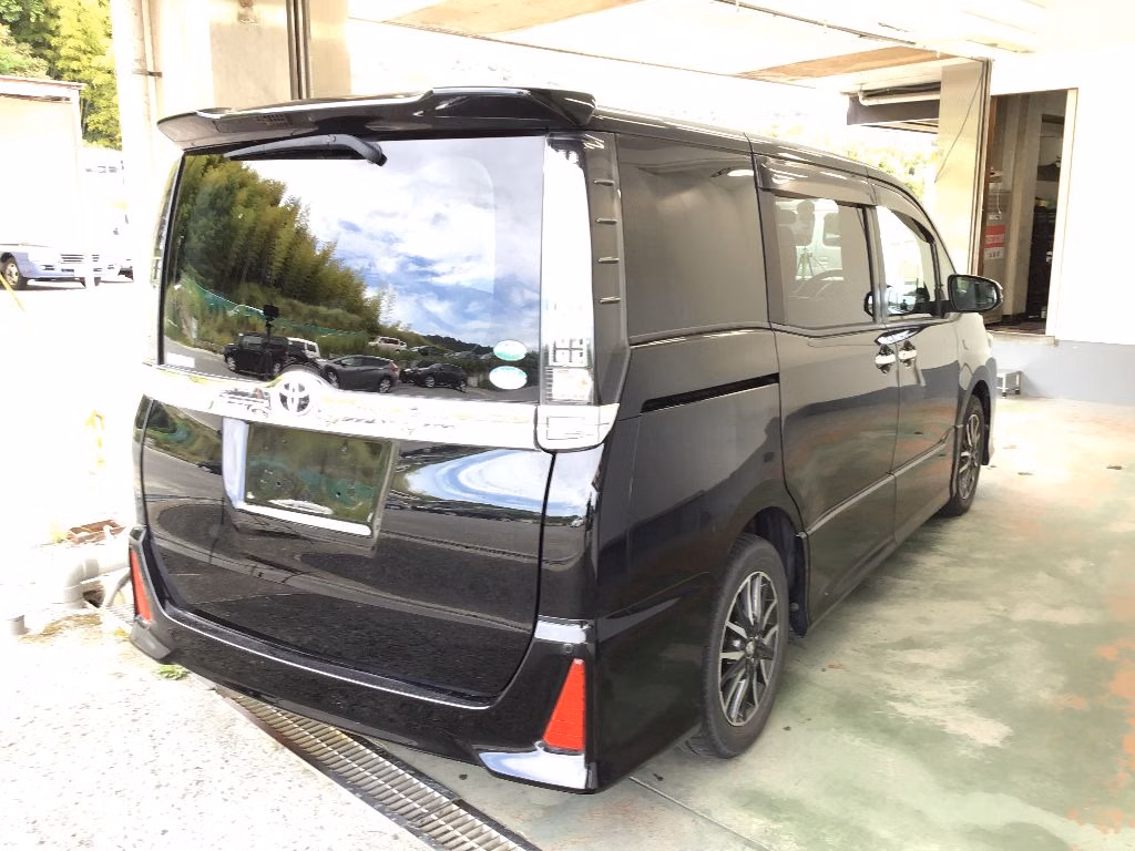 TOYOTA VOXY