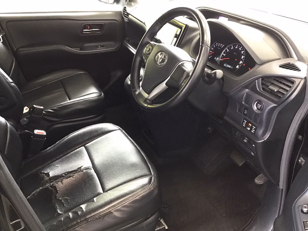 TOYOTA VOXY