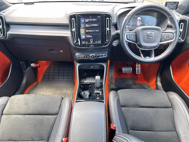 VOLVO XC40