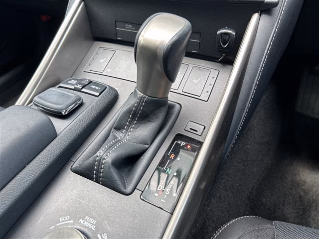 LEXUS IS300H