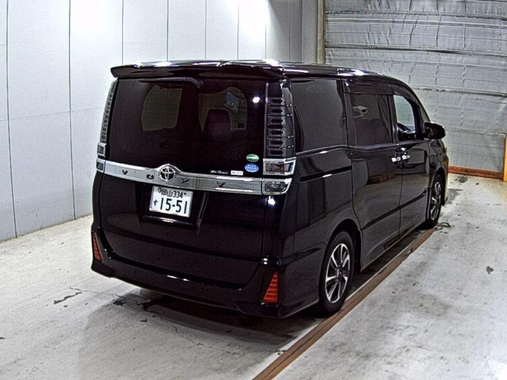 TOYOTA VOXY