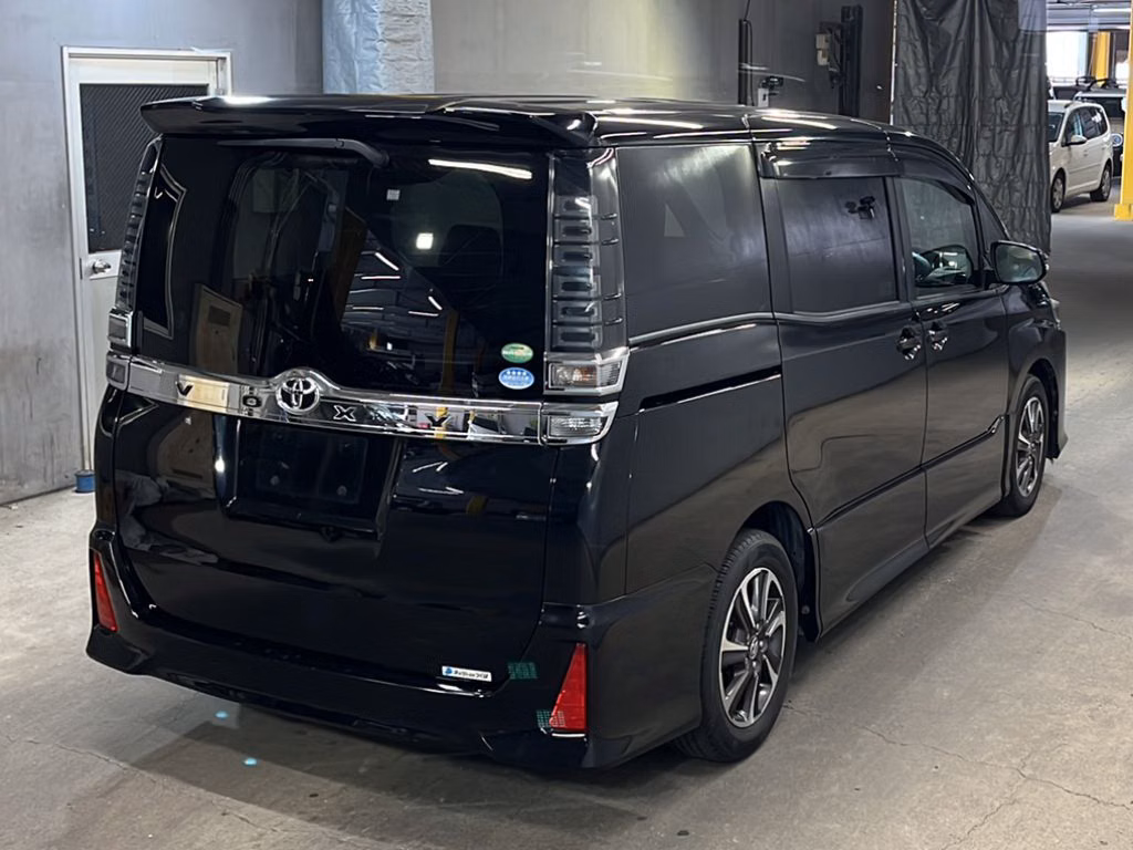 TOYOTA VOXY