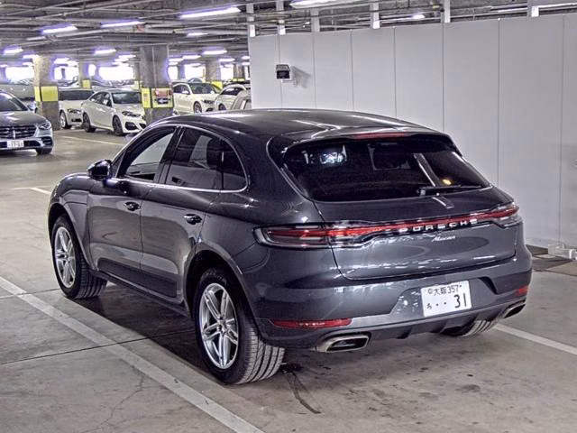 PORSCHE MACAN
