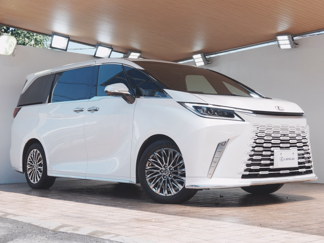 LEXUS LM500H
