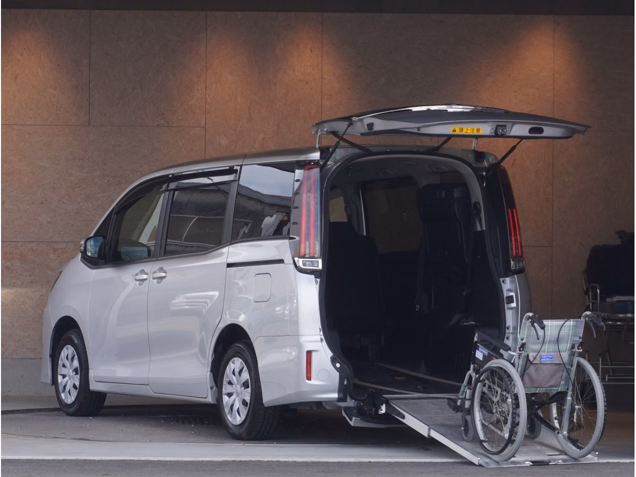 TOYOTA NOAH