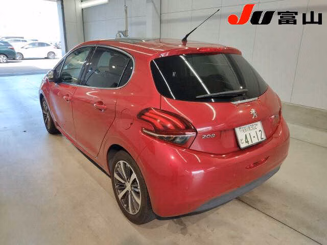 PEUGEOT 208