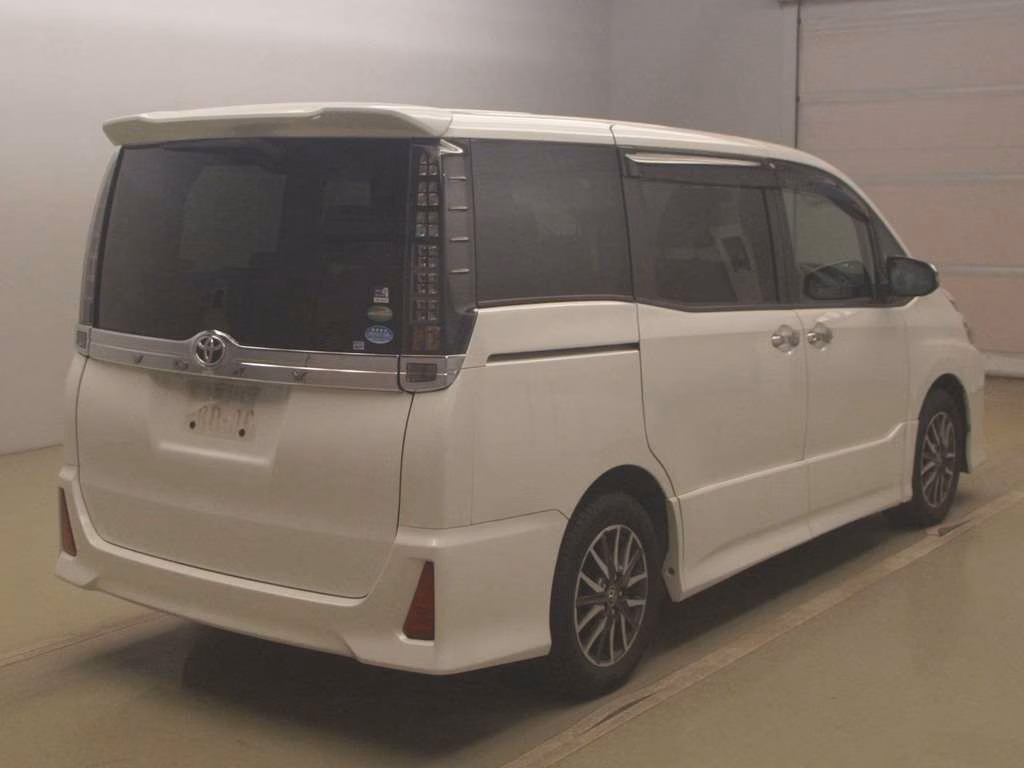 TOYOTA VOXY
