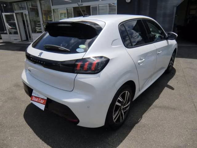 PEUGEOT 208