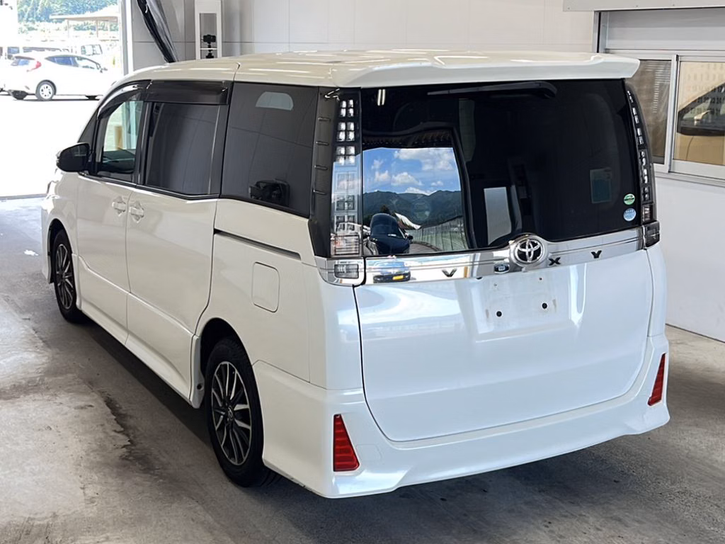 TOYOTA VOXY