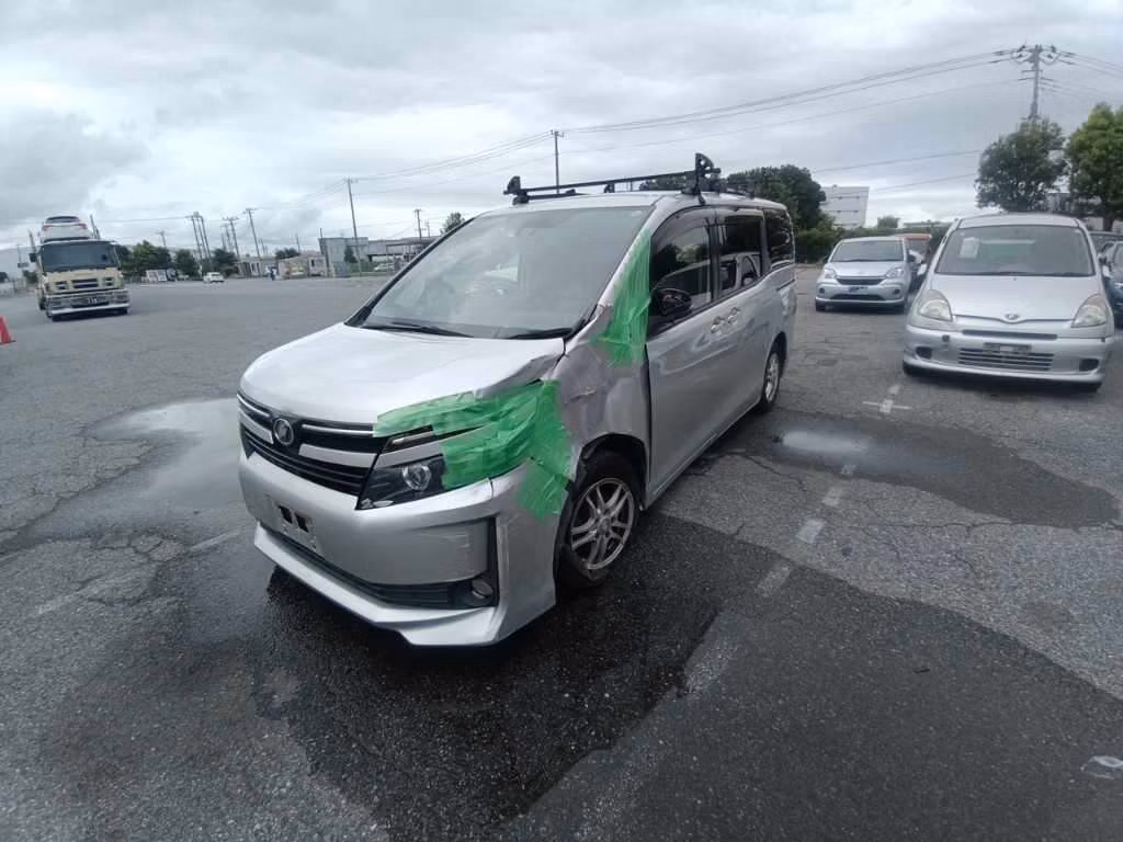 TOYOTA VOXY