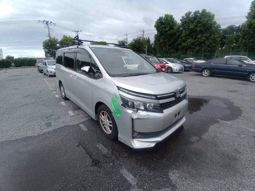 TOYOTA VOXY