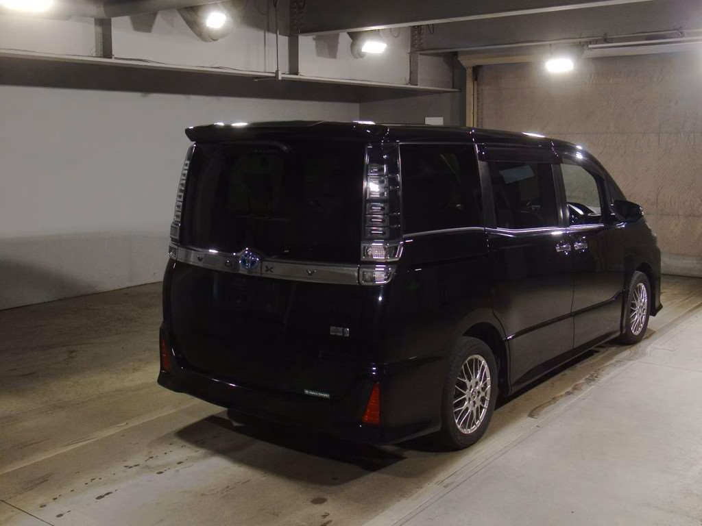 TOYOTA VOXY