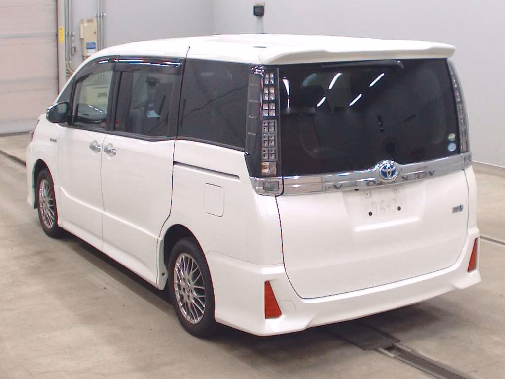 TOYOTA VOXY