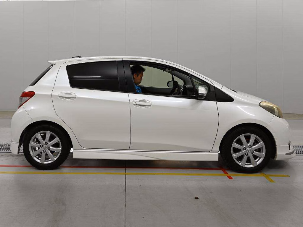 TOYOTA VITZ