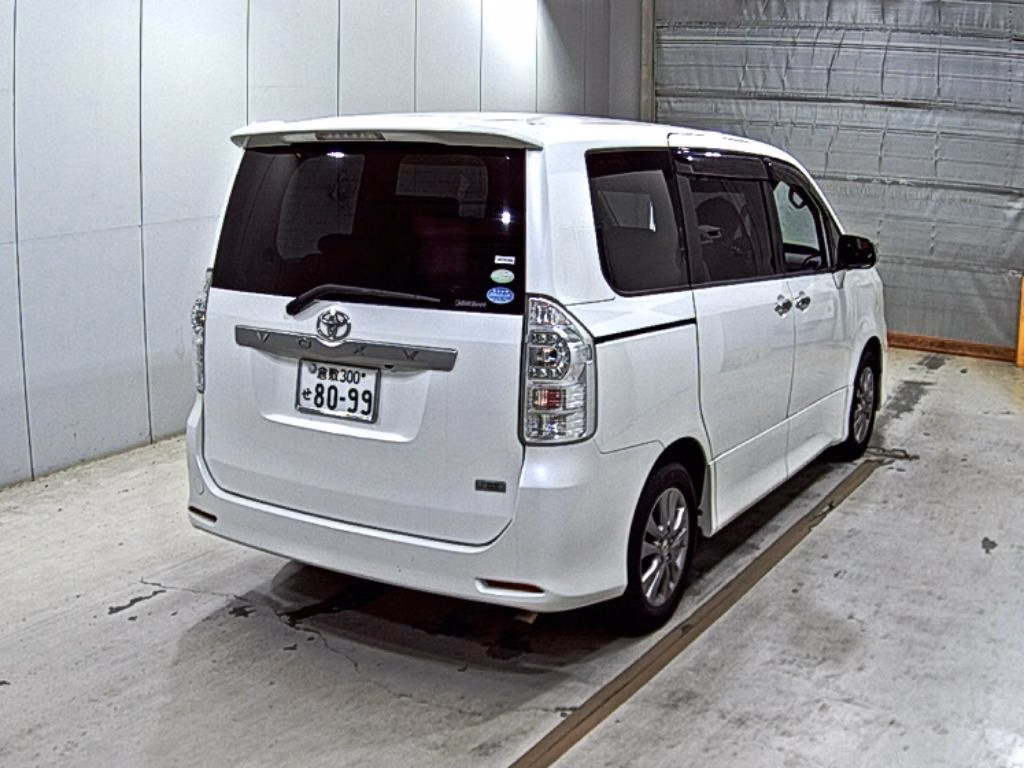 TOYOTA VOXY