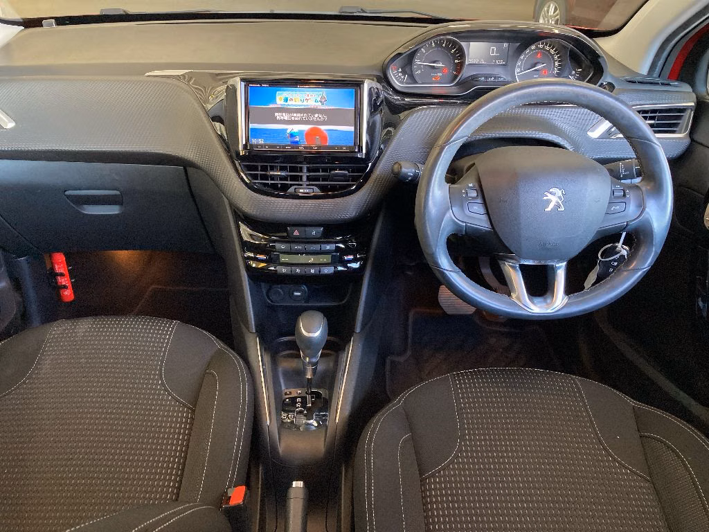PEUGEOT 208