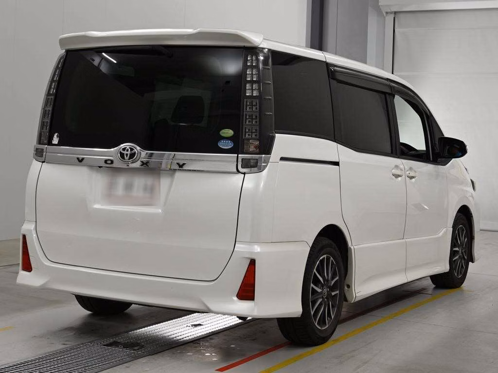 TOYOTA VOXY