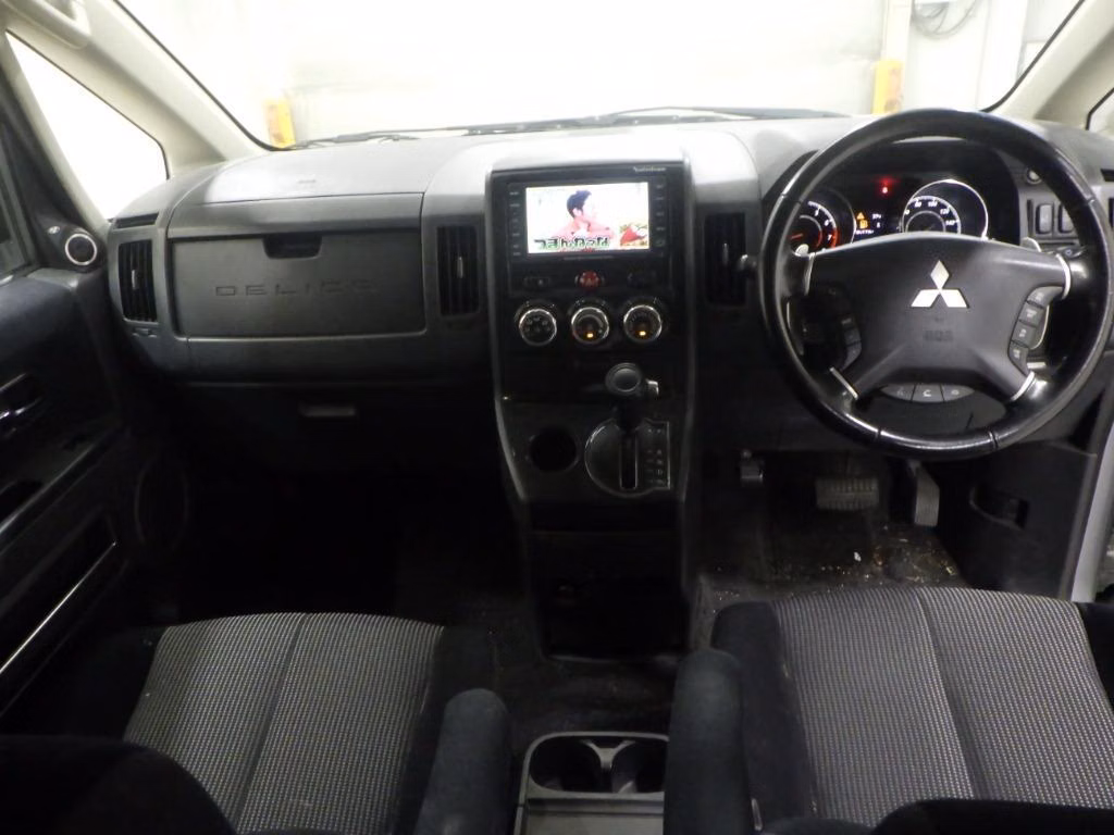 MITSUBISHI DELICA D:5