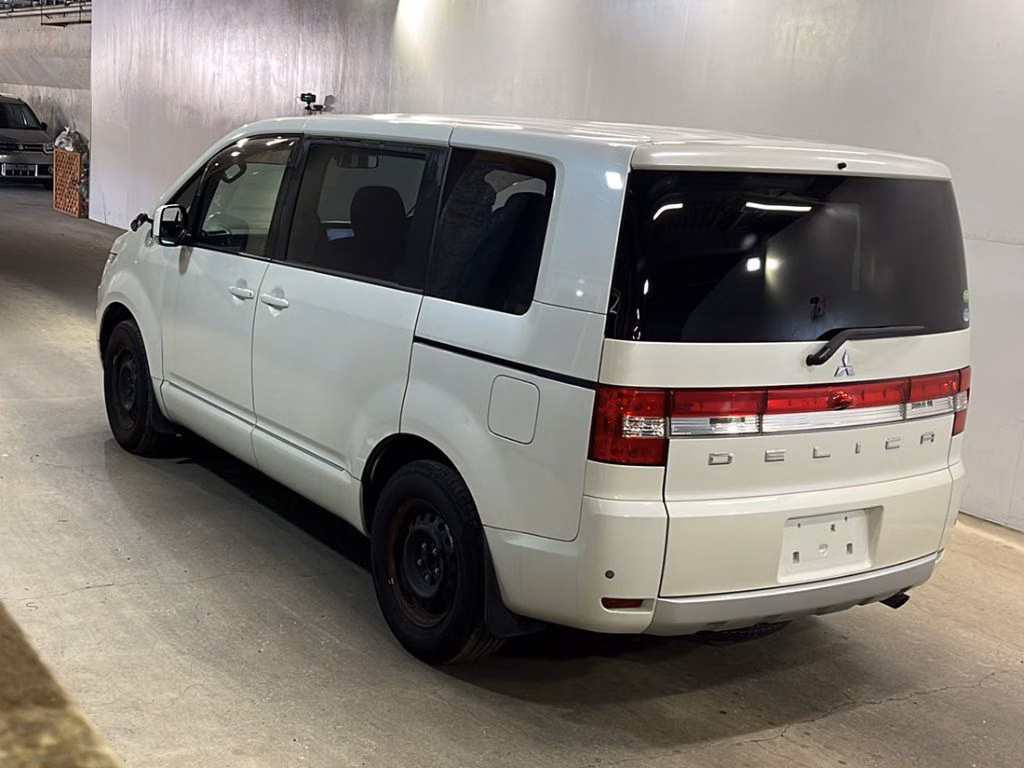 MITSUBISHI DELICA D:5