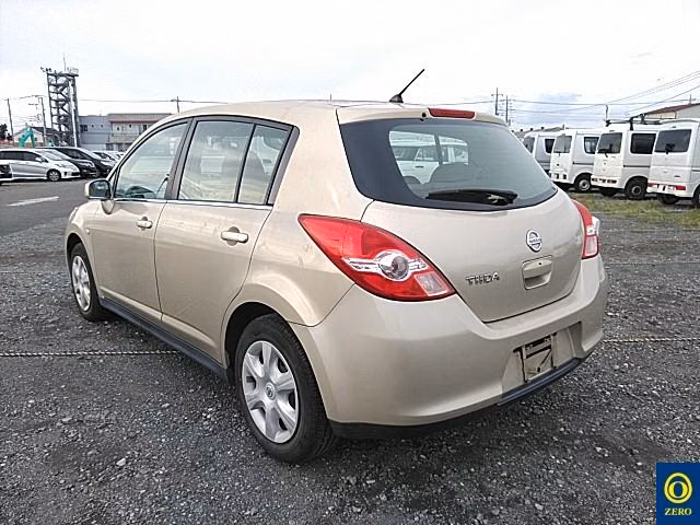 NISSAN TIIDA