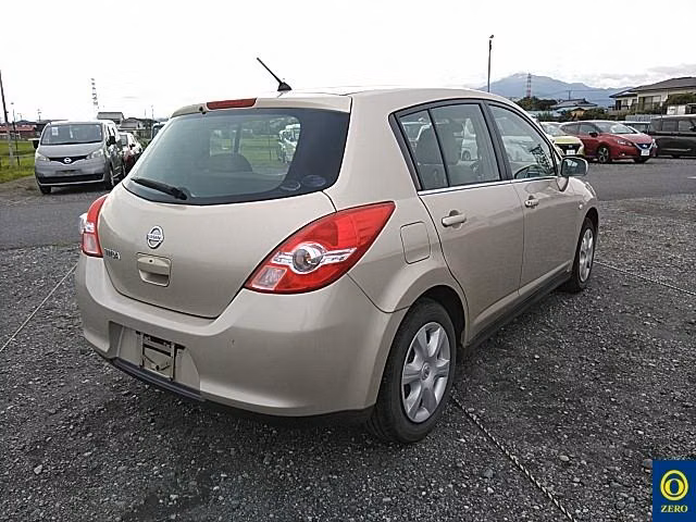 NISSAN TIIDA