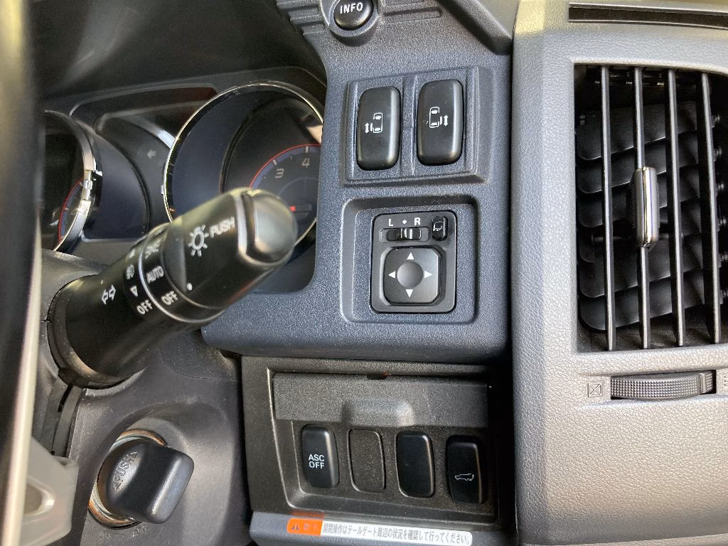 MITSUBISHI DELICA D:5