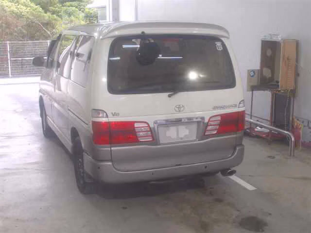 TOYOTA GRAND HIACE