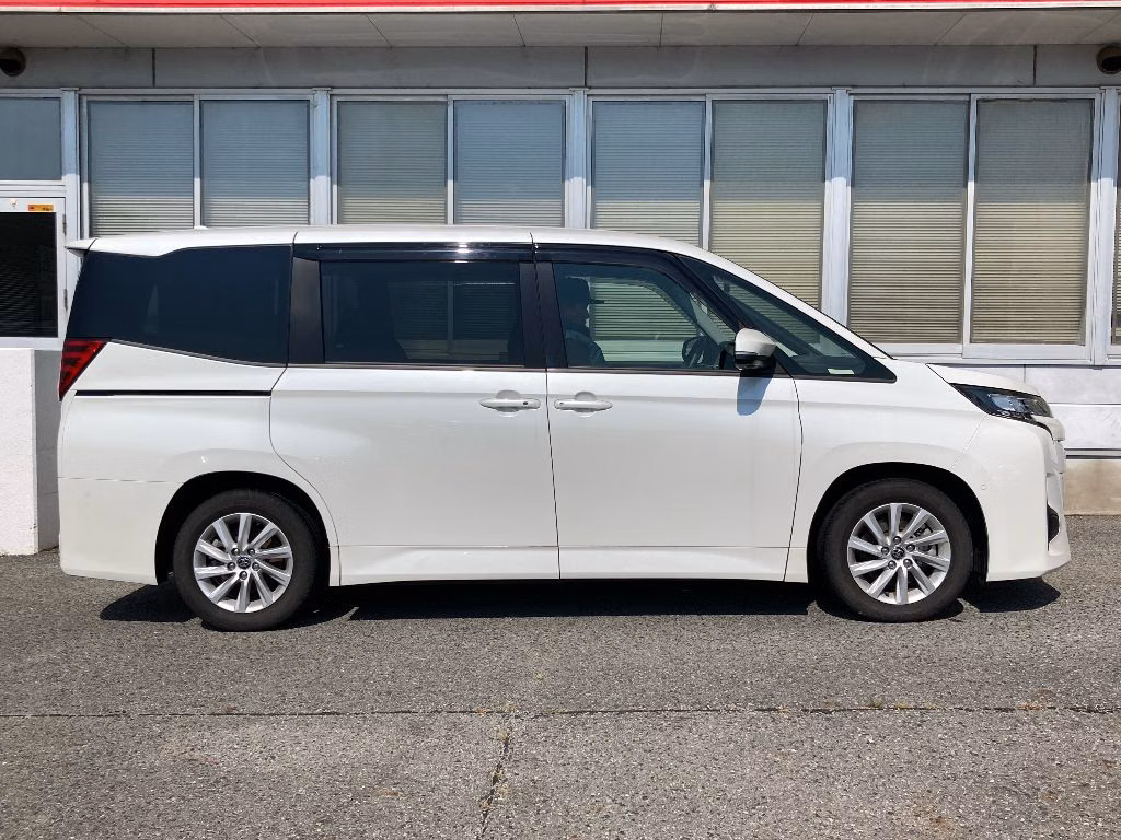 TOYOTA NOAH