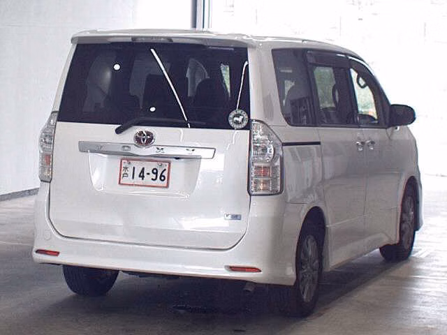 TOYOTA VOXY