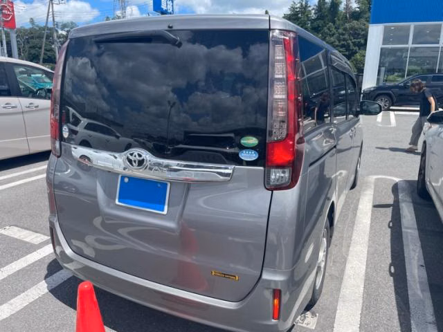 TOYOTA NOAH