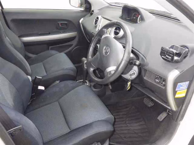 TOYOTA IST