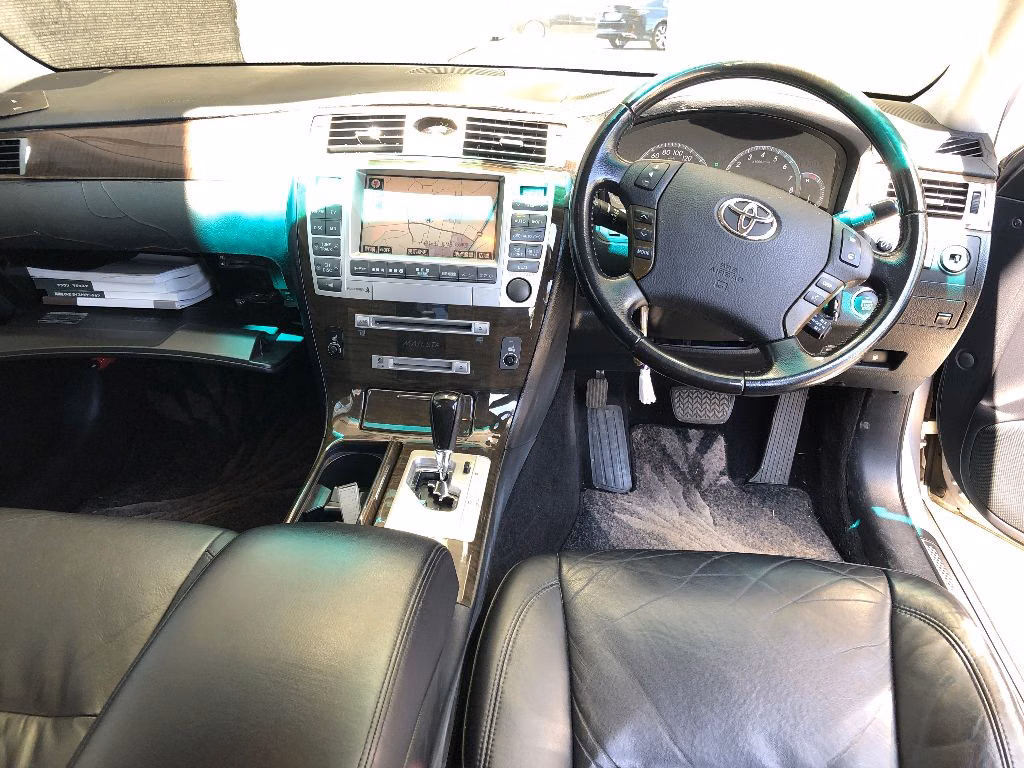 TOYOTA CROWN MAJESTA