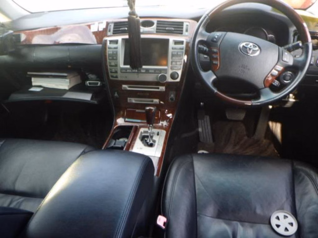 TOYOTA CROWN MAJESTA